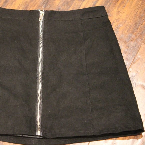 3/$25 🏷 H&M Faux Suede Mini Skirt Size 6 - Picture 3 of 3